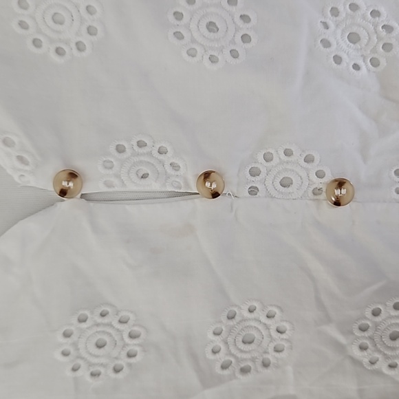 FREE Sz L White Eyelet Top - Picture 2 of 4